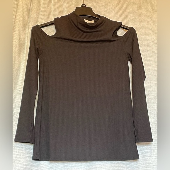 Vine & Love cold shoulder top NWT - Picture 2 of 6